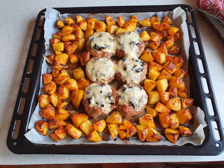 Gniazda z mięsa mielonego z pieczarkami i serem