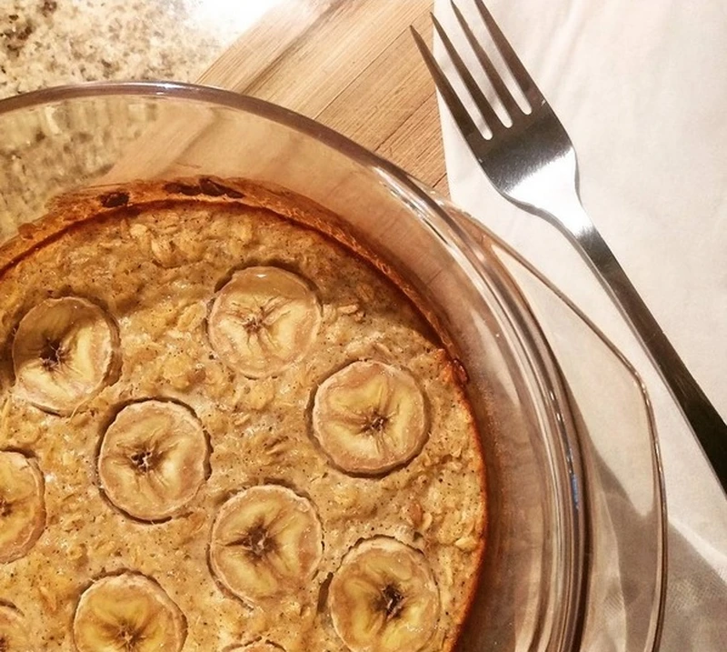 PIECZONA OWSIANKA NA JOGURCIE NATURALNYM Z BANANEM