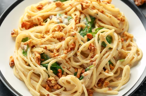 Prażę orzechy i robię białe pesto! Ten przepis na makaron to świetna propozycja na szybki obiad