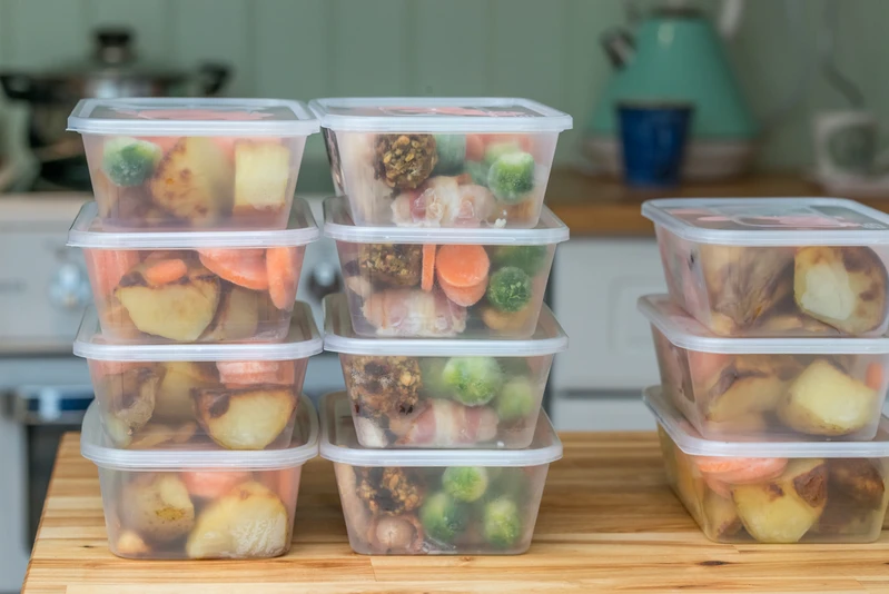 6 produktów, które NIGDY nie powinny znaleźć się w plastikowych opakowaniach