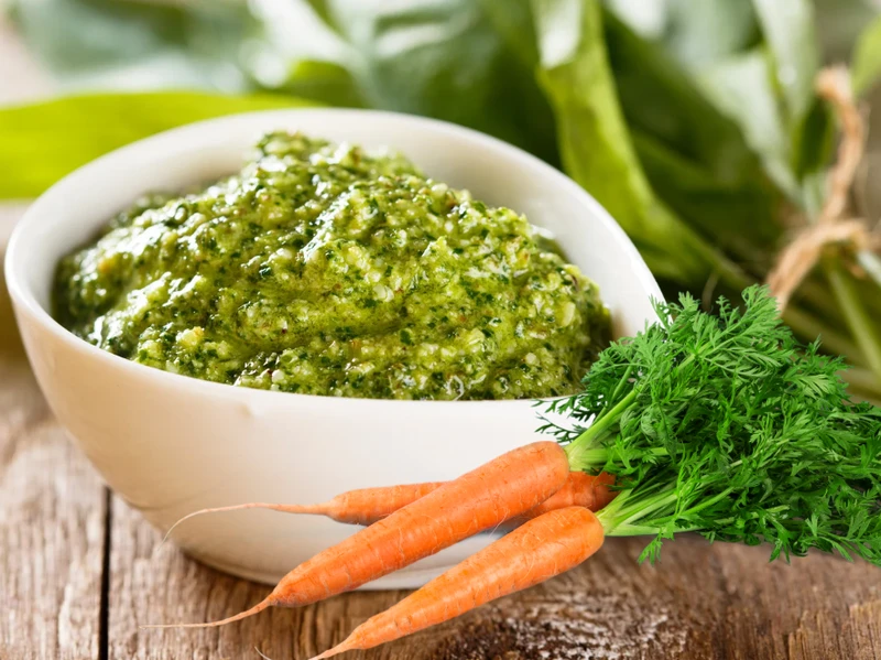 Zamiast bazylii i pietruszki – zrób genialne pesto z natki marchewki!