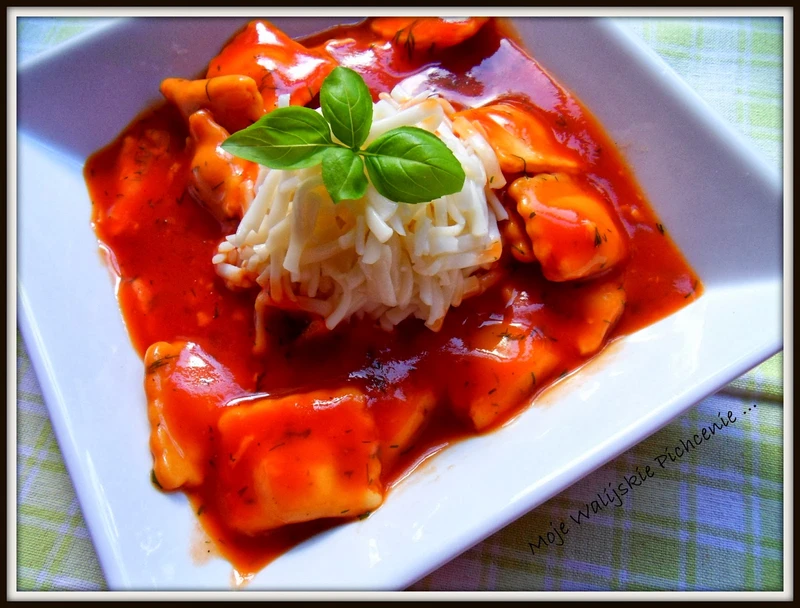 Ravioli  w sosie pomidorowym