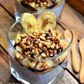 Kokosowe chia z karmelizowanymi bananami i orzeszkami