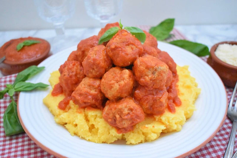 Miękkie i delikatne pulpeciki mięsne z ricottą w sosie pomidorowym