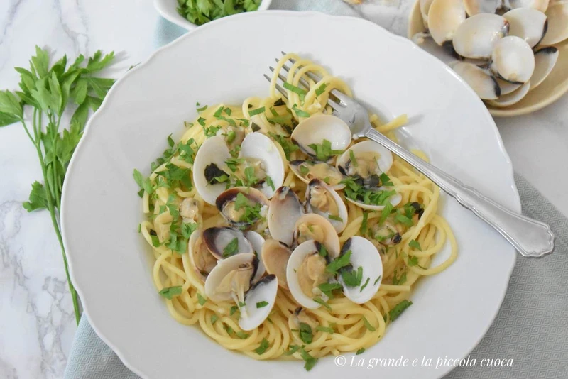 Spaghetti z małżami "vongole" w białym sosie