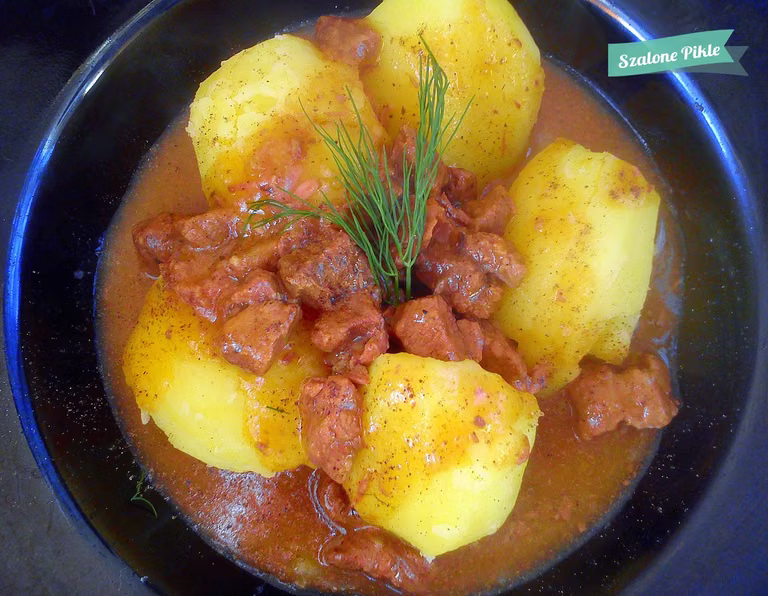 Gulasz wołowy z ziemniaczkami