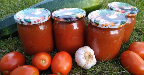 Sos pomidorowo-cukiniowy z bazylią i czosnkiem