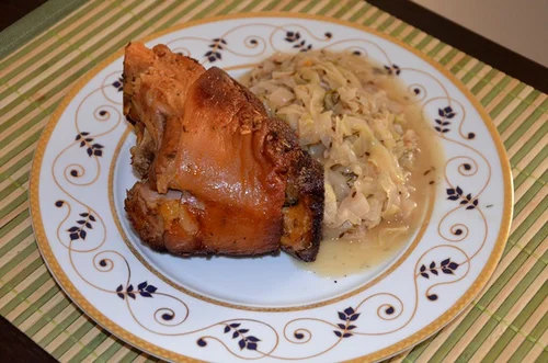 Gotowana i pieczona w piwie golonka z kapustą zasmażaną