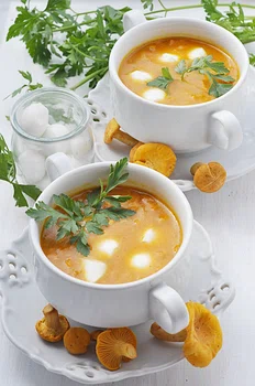 Zupa kurkowa z sokiem marchwiowym i serem mozzarella