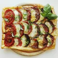 Tarta caprese z pieczonymi pomidorami