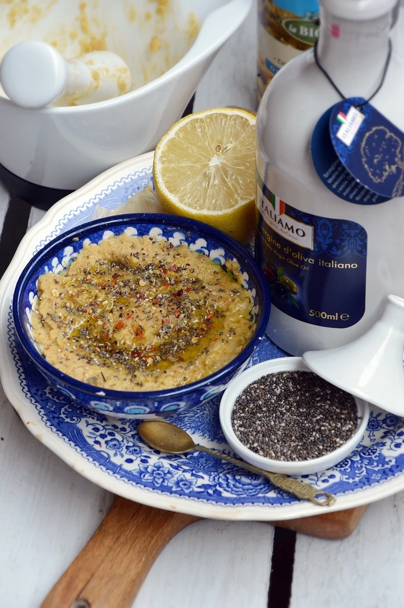 Pasta z ciecierzycy z oregano, czosnkiem i chia