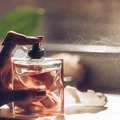 Jak przedłużyć trwałość perfum?