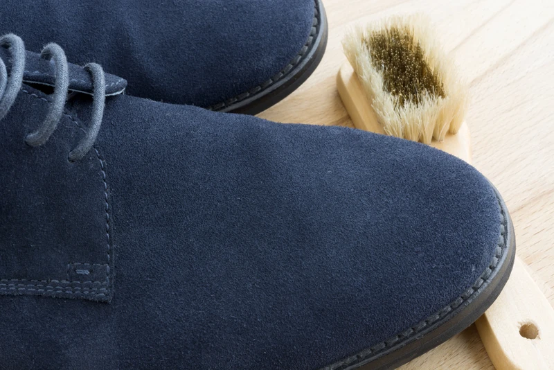 Wykorzystaj PILNICZEK jeżeli poplamisz zamszowe buty!