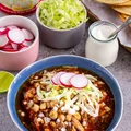 Pozole rojo - meksykańska zupa z kukurydzą i wieprzowiną