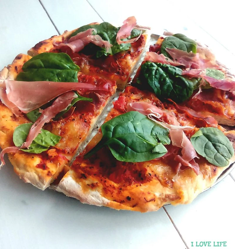 Pizza razowa z szynką parmeńską