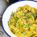 Pappardelle w sosie z żółtych warzyw z czarnuszką