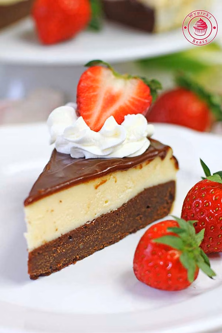 Sernik na spodzie brownie