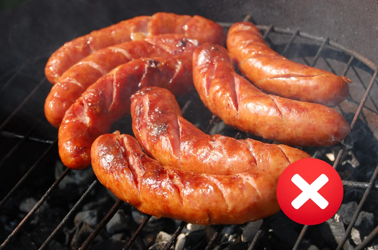 90% osób źle grilluje kiełbasę! Sprawdź, dlaczego nie wolno jej nakłuwać!