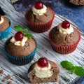 Muffinki kakaowe z kremem z białej czekolady