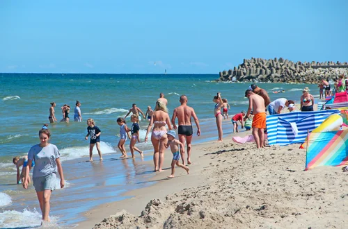 Na polskich plażach pojawiły się nowe tablice z ostrzeżeniem! Turyści muszą się mieć na baczności