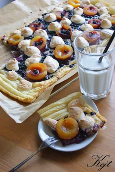 Szybkie ciasto francuskie z migdalami, owocami i bezą