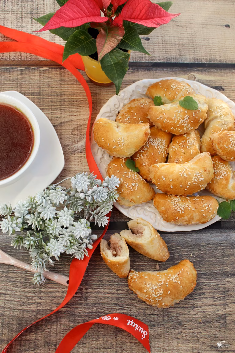 Pieczone pierożki z kapustą i kiełbasą