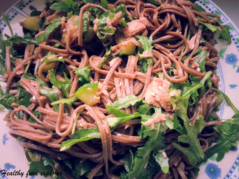 Sałatka z makaronem soba