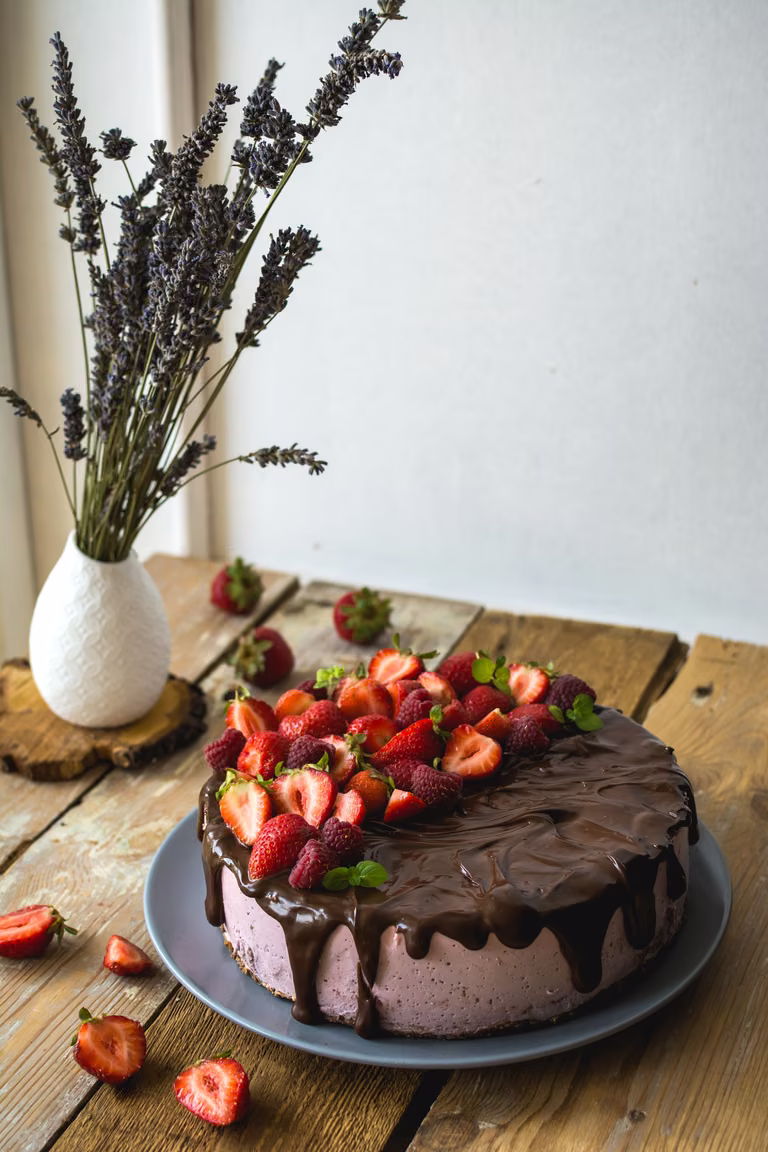 Truskawkowy sernik na zimno bez cukru drip cake