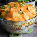 SAŁATKA Z KURCZAKIEM I CHIPSAMI