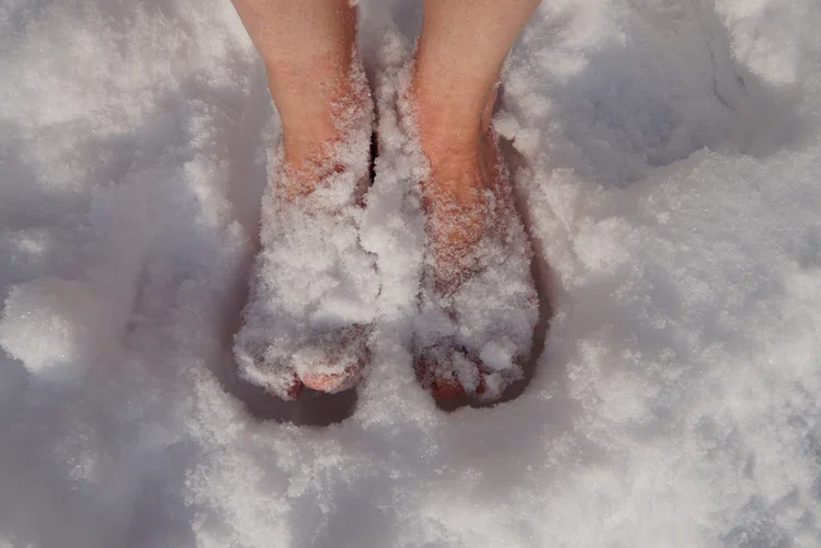 Zdjęcie Czy warto chodzić boso po śniegu? Poznaj głównych 7 korzyści #3