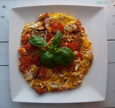 Fritatta z kiełbasą i pomidorkami