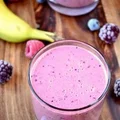 Koktajl z owocami lasu i bananem