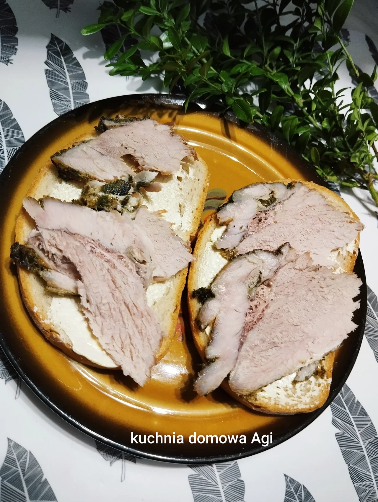 Szynka wieprzowa pieczona w naczyniu żaroodpornym