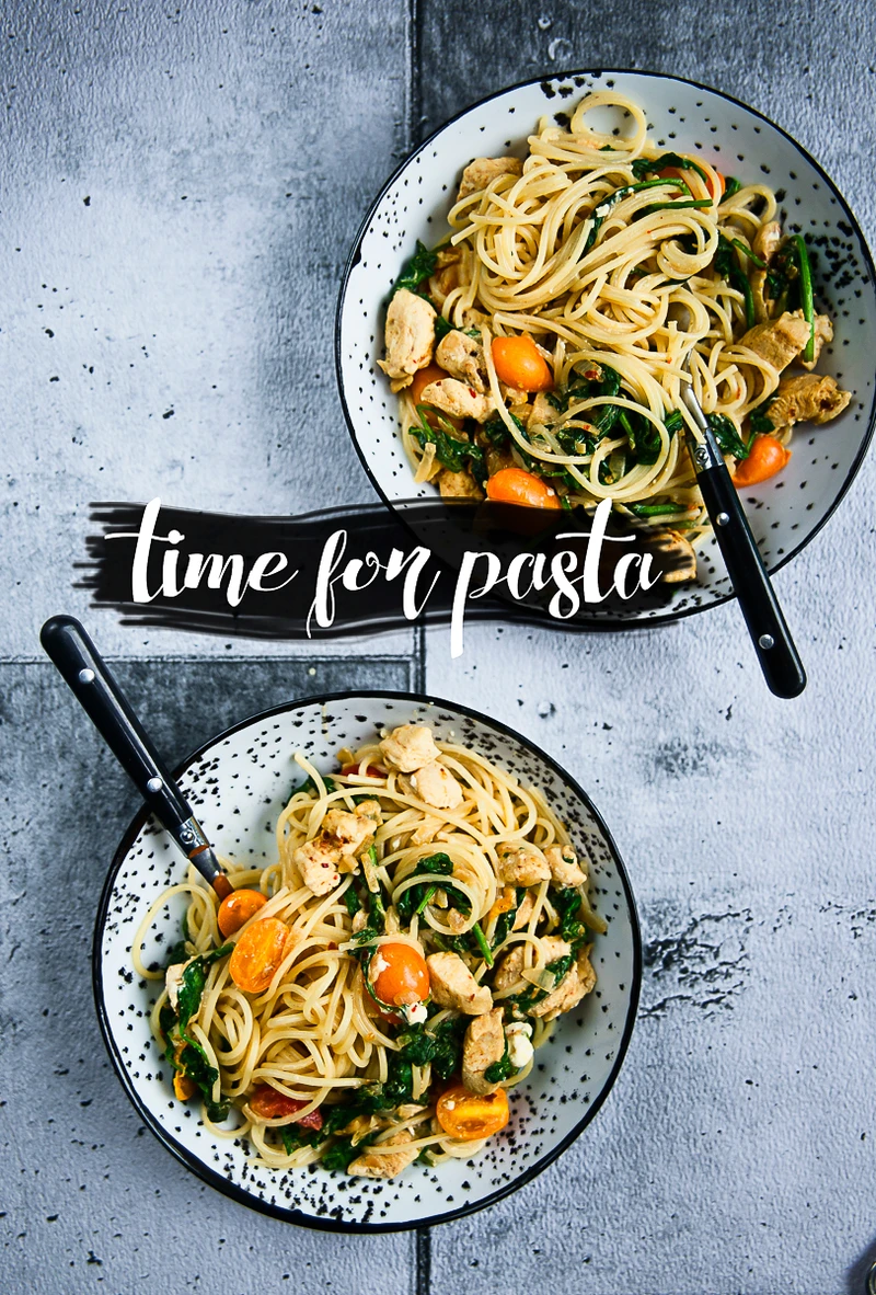 Makaron spaghetti ze szpinakiem, pomidorkami i serem feta