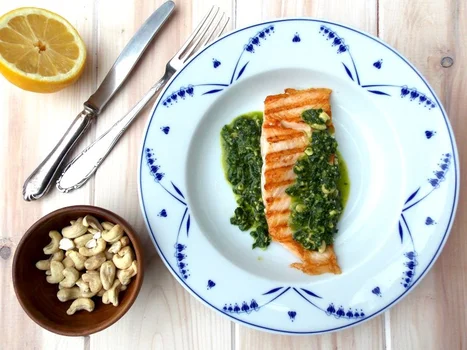 GRILLOWANY ŁOSOŚ Z PIETRUSZKOWYM PESTO