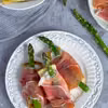Grzanki ze szparagami, mozzarellą i szynką parmeńską