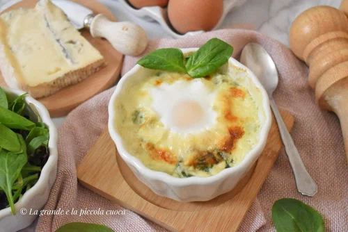 Zapiekane jajka ze szpinakiem i gorgonzolą