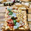 Tarta z gruszką, oscypkiem i prosciutto