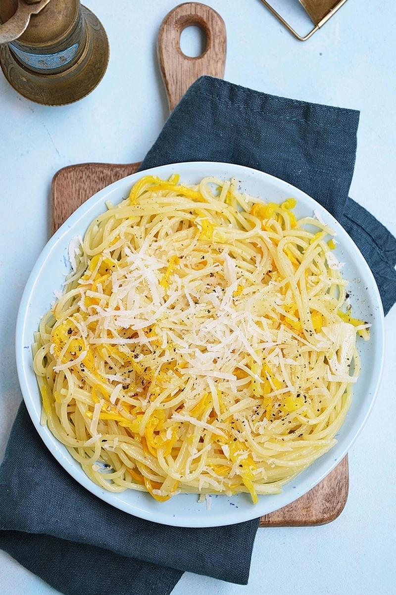 Makaron z żółtą cukinią i grana padano