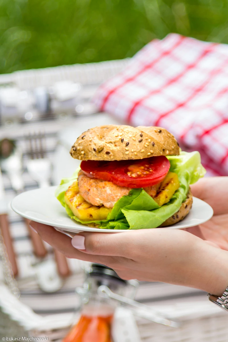 Burgery z łososia z grillowanym ananasem i lemoniadą