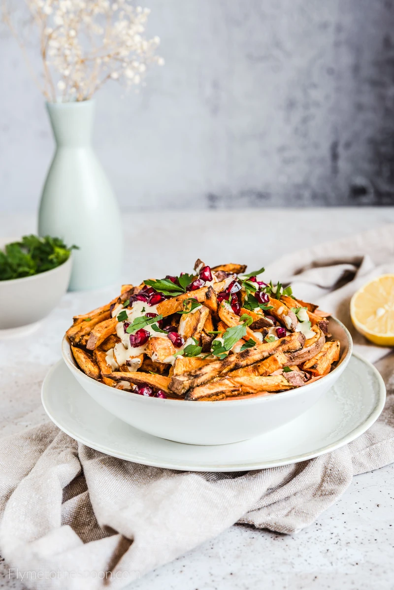 Frytki z batatów z sosem tahini i granatem