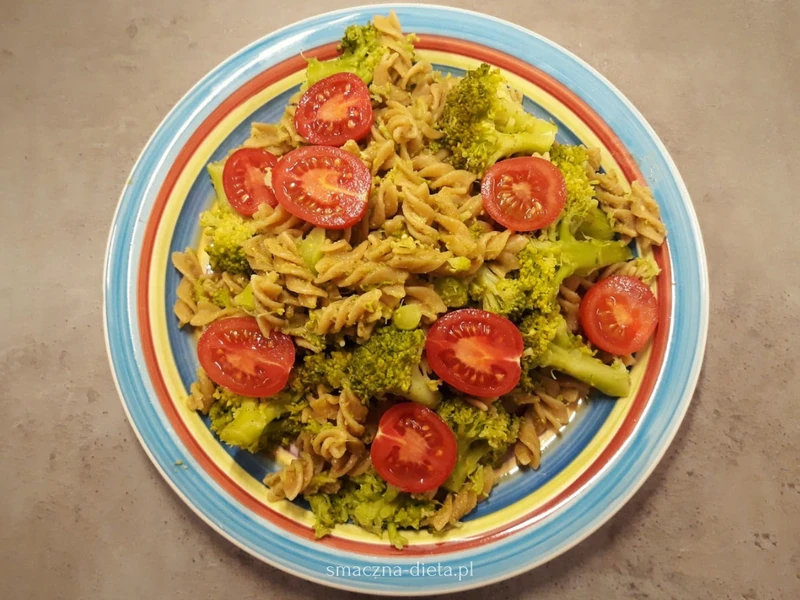 Makaron strączkowy z pesto i brokułami – Smaczna Dieta