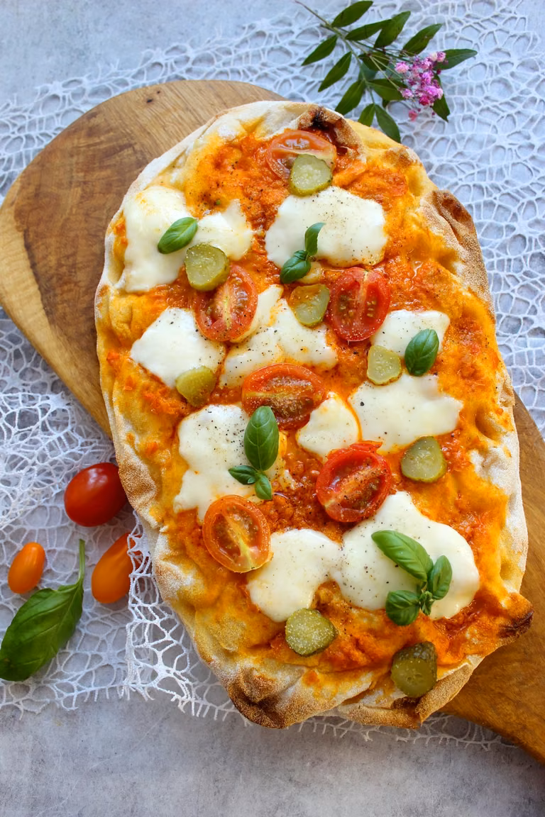 Szybka pinsa z mozzarellą i sosem paprykowym | Słodkie okruszki