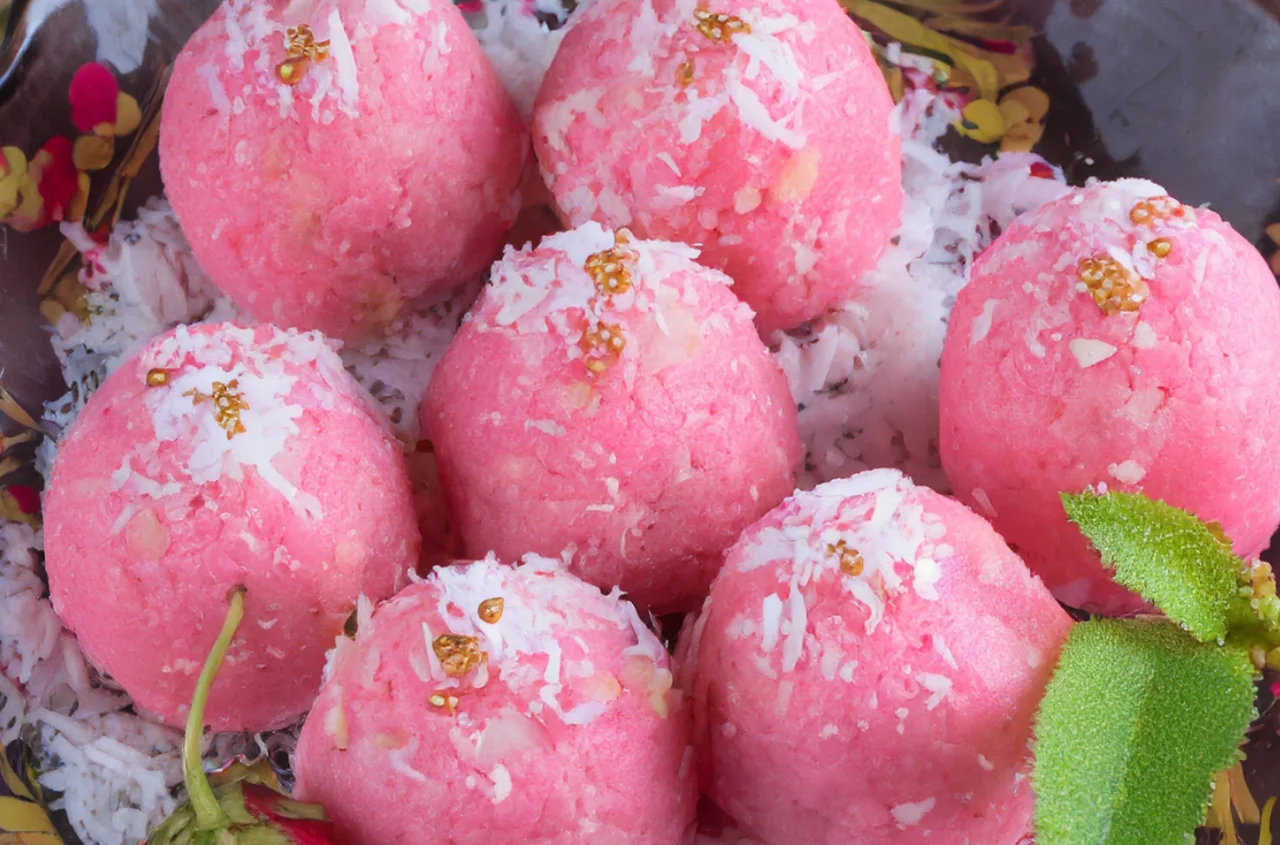 Delikatne kulki twarogowe w kokosowej odsłonie! Ten różowy deser zachwyci gości