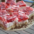 truskawkowe ciasto z bitą śmietaną i galaretką-pychotka!!!