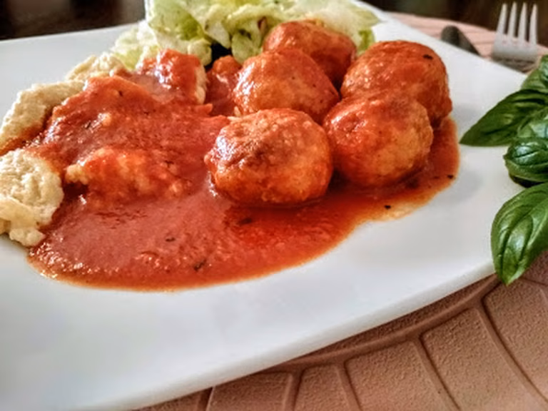 Pulpety drobiowe z ryżem i marchewką w sosie pomidorowym.