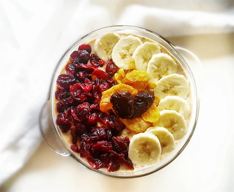 Śniadanie mocy - szybki koktajl z bananem, płatkami owsianymi, śliwką, cynamonem