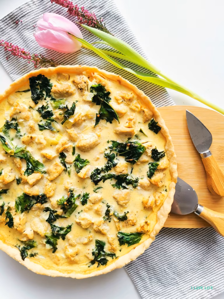 Tarta z jarmużem i kurczakiem