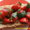 Bruschetta z truskawkami i miętą