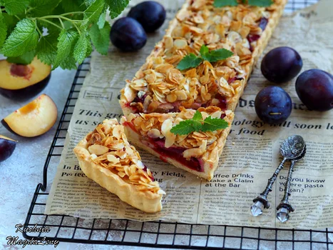Tarta ze śliwkami i posypką migdałową